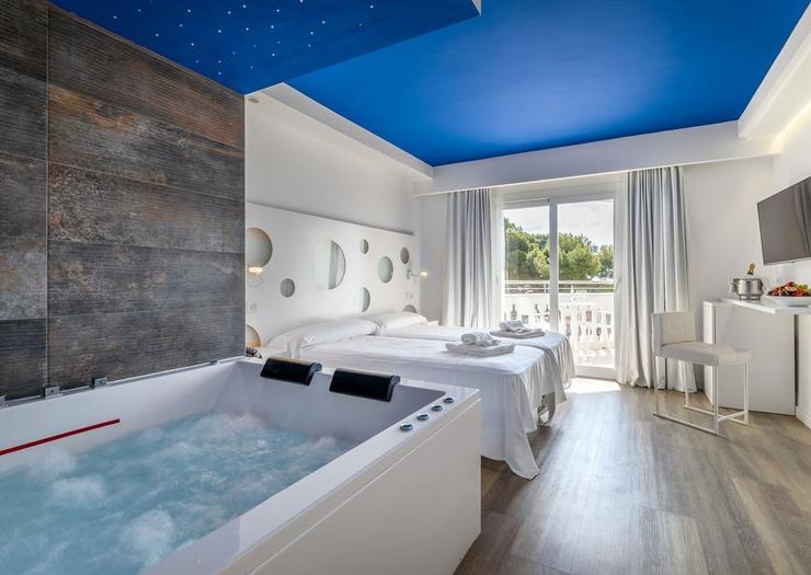 Deluxe Room with balcony Welikehotel Triton Beach Hotel Cala Ratjada Deluxe Room with balcony Welikehotel Triton Beach Hotel Cala Ratjada
